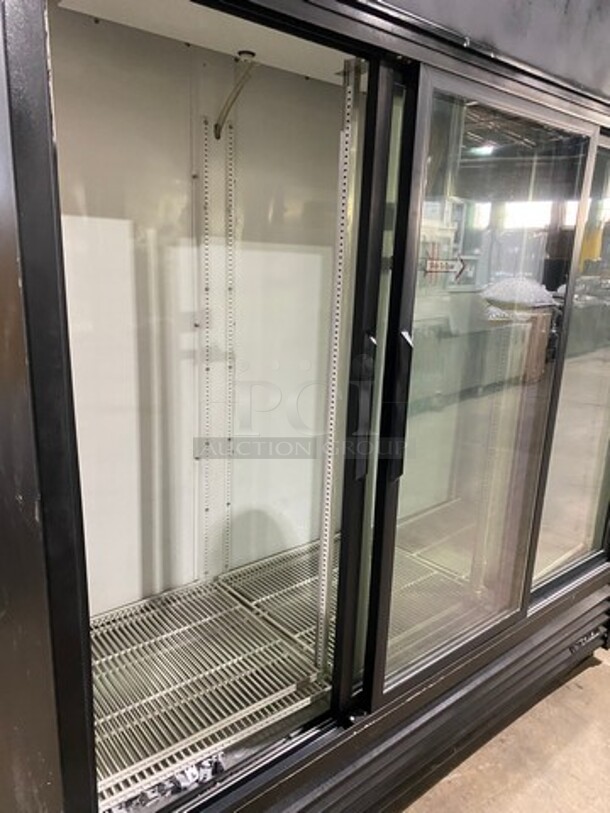 True Commercial 3 Door Reach In Cooler Merchandiser! With View Through Doors! Poly Coated Racks! Model: GDM69 SN: 4009937 115V 60HZ 1 Phase - Image 5 of 9