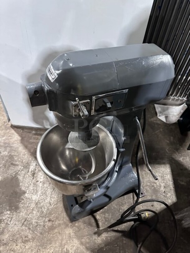 Hobart Commercial Heavy Duty 20Qt Planetary Mixer! With Spiral Attachment And Stainless Steel Mixing Bowl! Model: A200 SN: 744518 115V 60HZ 1 Phase - Image 3 of 7