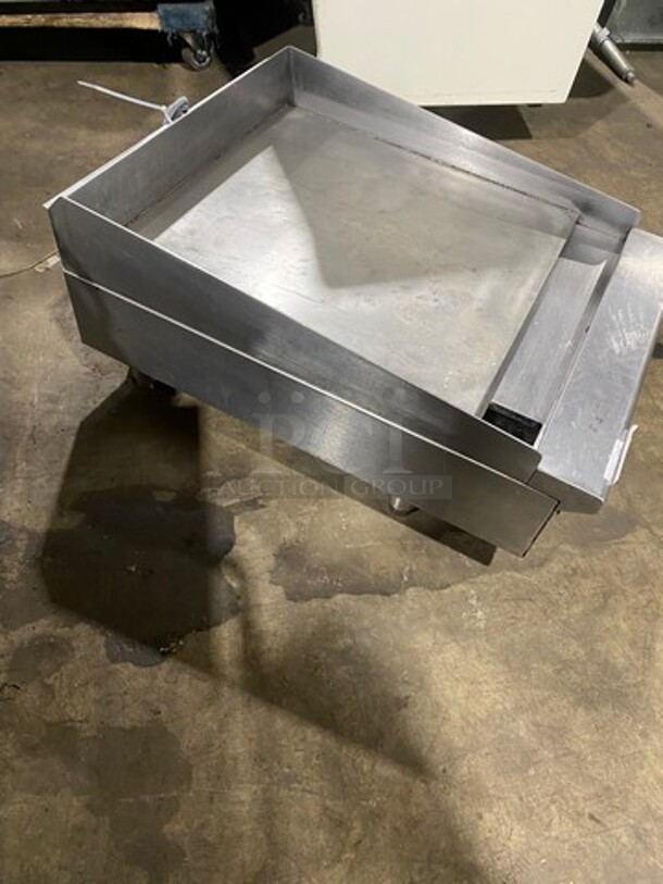 Vulcan Commercial Countertop Natural Gas Powered Flat Top Griddle! With Thermostat Controls! With Back And Side Splashes! All Stainless Steel! On Legs! Model: 24RFG SN: 650124046 - Image 3 of 10