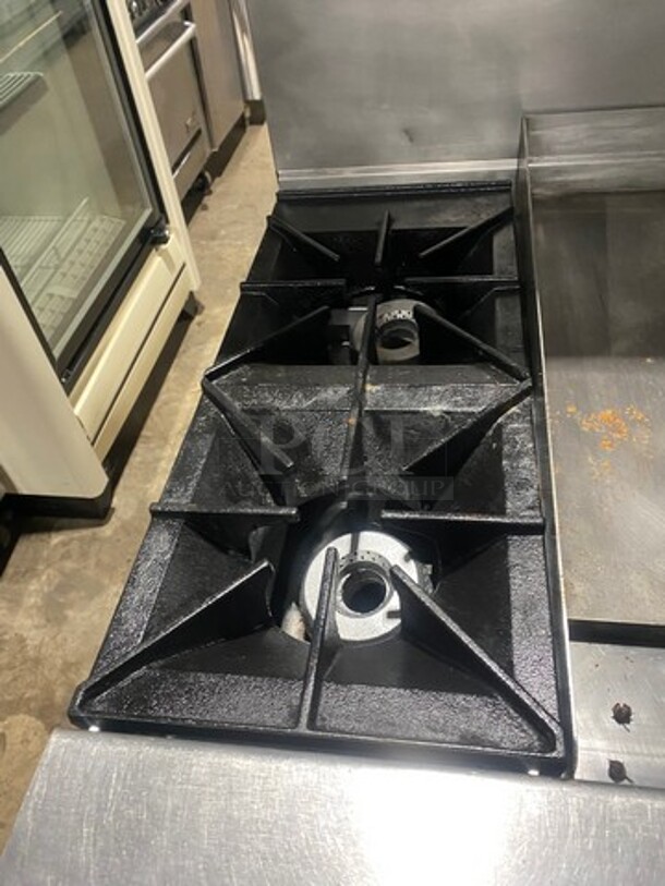 WOW! Vulcan Commercial Natural Gas Powered Flat Top Griddle With 2 Burner! Flat Griddle Has Side Splashes! With Raised Back Splash And Salamander Shelf! With Oven Underneath! All Stainless Steel! On Casters! Model: 48C2B36GN SN: 650094075 - Image 6 of 11
