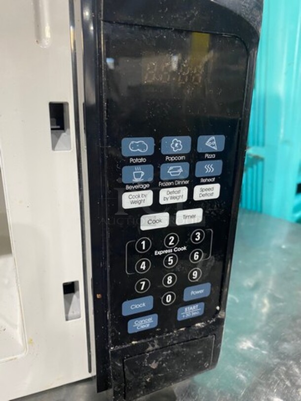 LATE MODEL! 2019 Sunbeam Countertop Microwave Oven! Model: SGS10702 120V 60HZ 1 Phase - Image 7 of 8