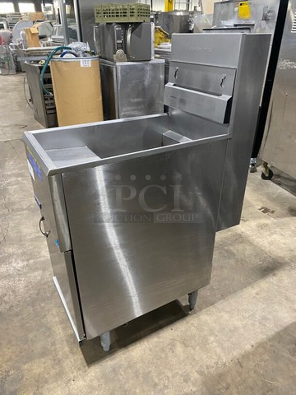 Pitco Commercial Natural Gas Powered Deep Fat Fryer! With Backsplash! All Stainless Steel! On Legs! Model: 40C SN: G16CE025898 - Image 2 of 8