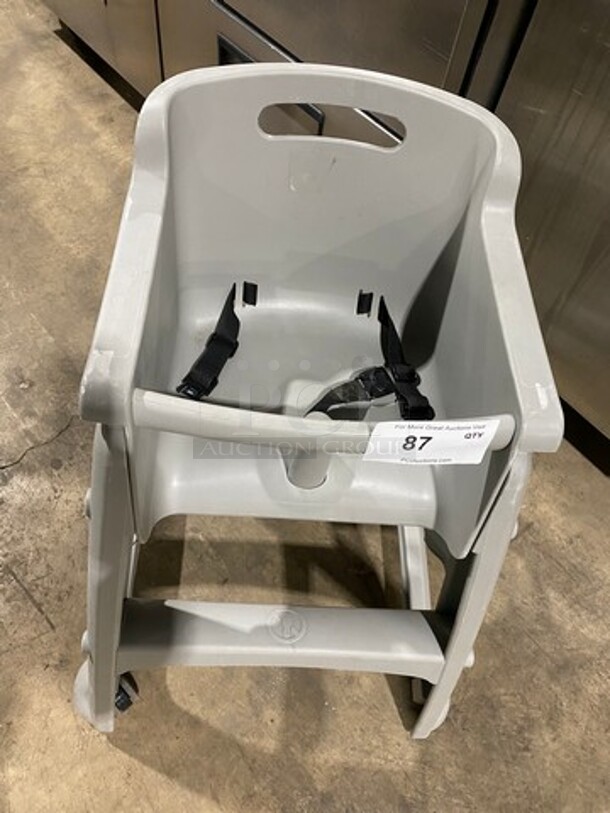 Grey Poly Highchair! With Child Safety Straps! - Image 4 of 7