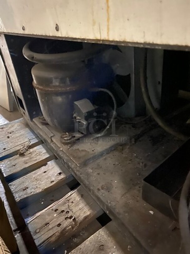 Commercial Drink Vending Machine! 8 Drink Selections! With Bill And Coin Acceptor! Suitable For Indoor And Outdoor Use! - Image 6 of 7