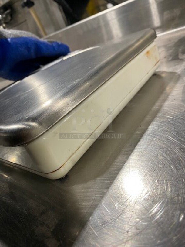 Globe Countertop Electric Food Scale! Model: GPS10 SN: 8037812 - Image 4 of 6