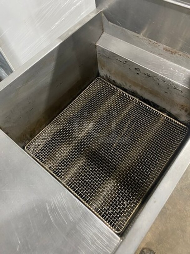 Atosa Commercial Natural Gas Powered Deep Fat Fryer! With 2 Metal Frying Baskets! All Stainless Steel! On Legs! - Image 6 of 9