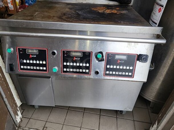 Garland Natural Gas-Electric|Commercial Press Grill (Missing parts)  - Image 2 of 5