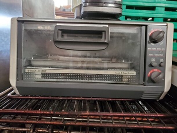 BLACK&DECKER Toaster Oven.