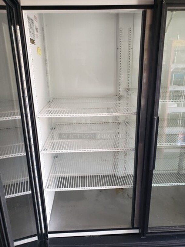 True GDM-72-HC~TSL01 Three Section Display Refrigerator w/ Swing Doors! Great Working Condition!

Serial Number: 8867748
Color: Black
*No Casters - Image 2 of 4