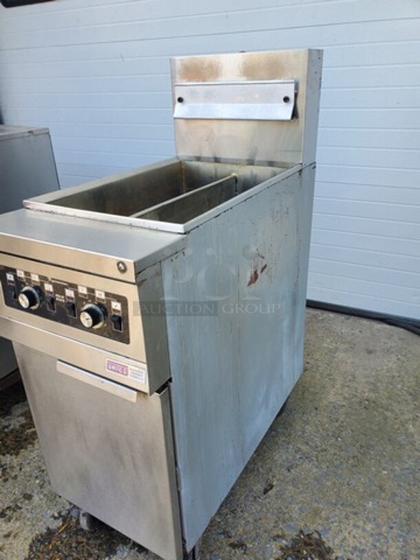 Frymaster  MJH50-2SD 50 lb. Split Pot High Efficiency Electric Floor Fryer with Computer Magic Controls|Natural Gas|120V/Single Phase - Image 4 of 7