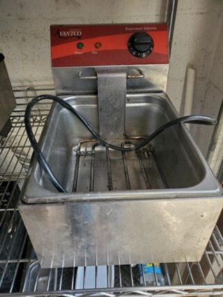 Avantco F100 Electric Countertop Fryer|120V|1750W|AS IS
