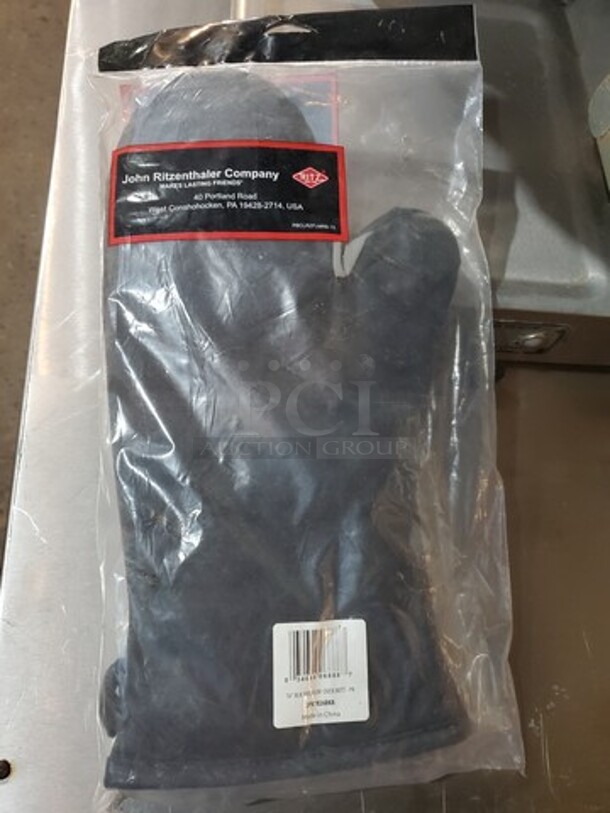 RITZ Chef's Line 16" Blk Premium Oven Mitt - Image 1 of 3