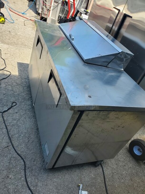 True TSSU-60-10-HC 60" TSSU Series Sandwich/Salad Prep Table. *Has some dents*
115 V - Image 5 of 9