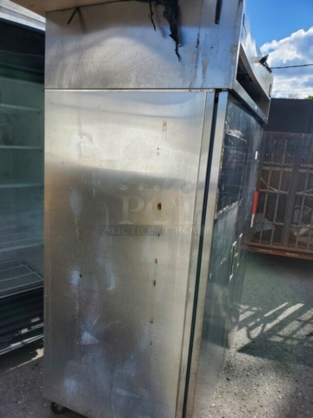 Delfield 6051-S Two Section Reach-In Refrigerator on Casters!
115 V
60 Hz - Image 2 of 7