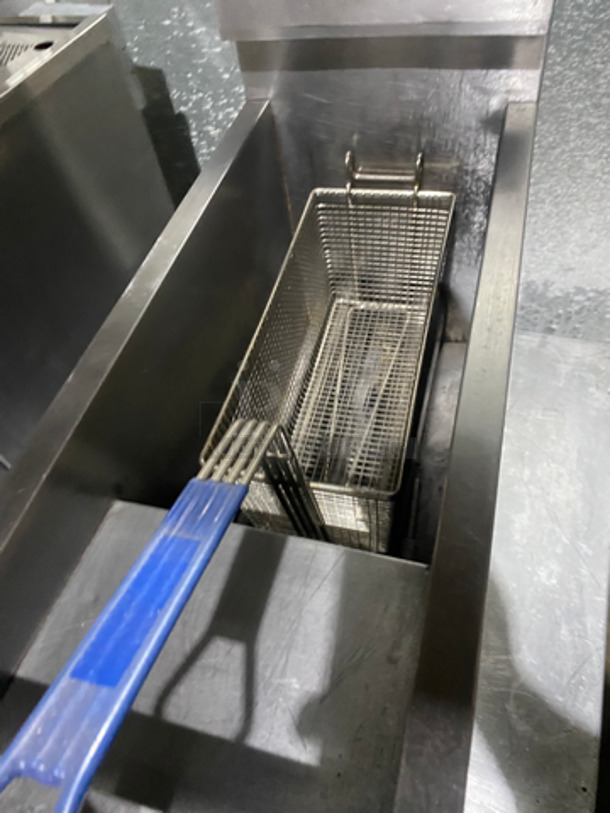2011 Globe Commercial Countertop Natural Gas Powered Deep Fat Fryer! With Frying Basket! All Stainless Steel! - Image 5 of 9
