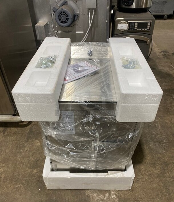 BRAND NEW IN THE BOX! Smokin Tex Electric Powered Insulated Pro Series Smoker/Slow Cooking Oven! Model 1400! SN: 140014908064 Real Wood Flavor! 110V 1 Phase! On Casters! - Image 2 of 9