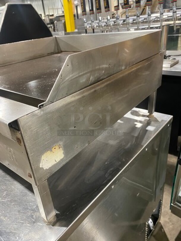 Jade Range Commercial Countertop Natural Gas Powered Flat Top Griddle! With Back And Side Splashes! All Stainless Steel! On Small Legs! - Image 4 of 8