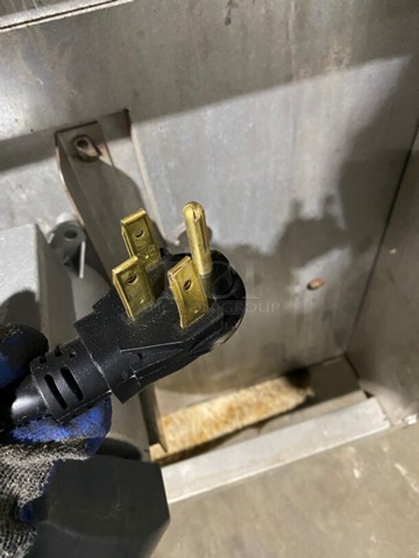 Blodgett Commercial Convection Oven! With Solid Doors! All Stainless Steel! - Image 9 of 12