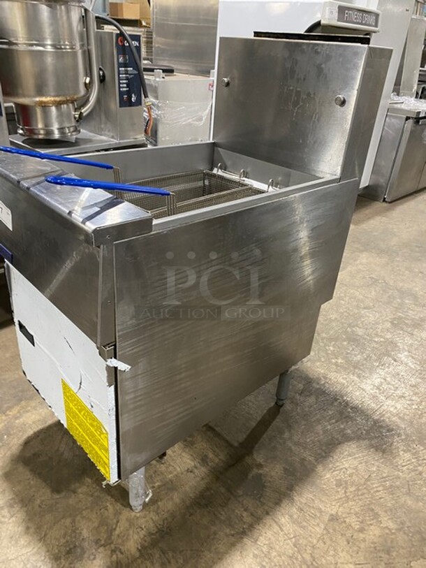 LATE MODEL! 2018 Pitco Frialator Commercial Natural Gas Powered 75Lb, 5 Burner Deep Fat Fryer! With Metal Frying Baskets! All Stainless Steel! On Legs! Model: SG18 SN: G18KB069162 - Image 2 of 9