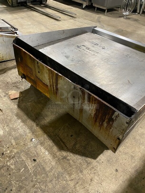 Vulcan Commercial Countertop Natural Gas Powered Flat Top Griddle! With Back And Side Splashes! All Stainless Steel! On Legs! Model: MSA36201 SN: 650167460 - Image 4 of 9