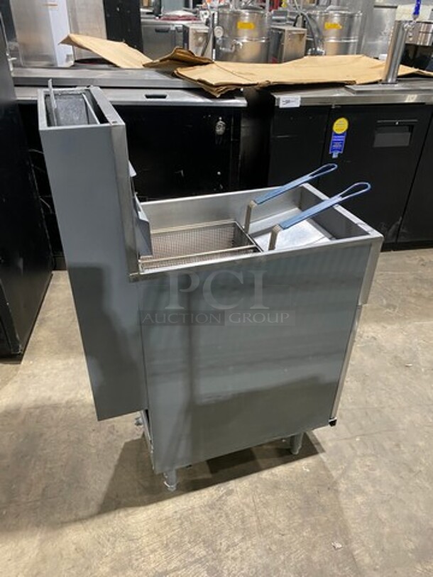 NICE! Pitco Commercial Natural Gas Powered Deep Fat Fryer! With Backsplash! With 2 Metal Frying Baskets! All Stainless Steel! On Legs! Model: 40D SN: G18DC020535 - Image 2 of 9