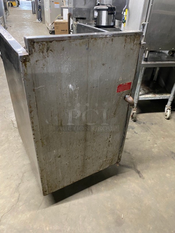 MagiKitch'n Commercial Natural Gas Powered Char Grill! With Back And Side Splashes! With Shelf Storage Space Underneath! All Stainless Steel! Model: FMRMB24 SN: 99119445 - Image 4 of 9