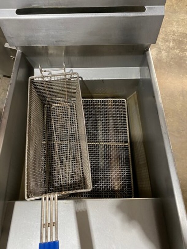Pitco Frialator Commercial Natural Gas Powered Deep Fat Fryer! With Single Frying Basket! All Stainless Steel! On Legs! Model: 40CSS SN: G05AB050486 - Image 5 of 9