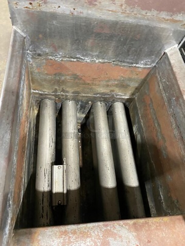 Cecilware Commercial Natural Gas Powered Deep Fat Fryer! All Stainless Steel! On Legs! Model: FMP40 - Image 5 of 8