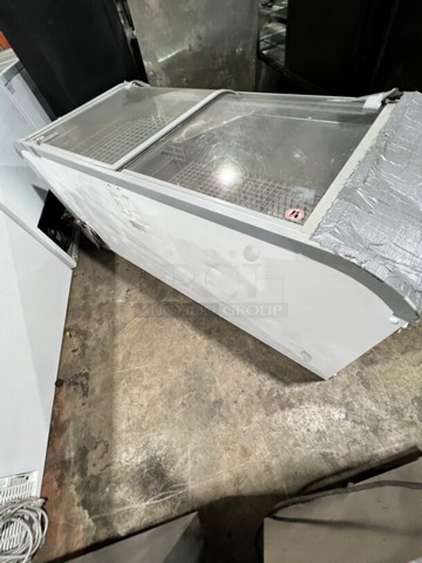 AHT Commercial Reach Down Chest Freezer Display Merchandiser! Model: PARIS185 SN: 28078500000124 110/120V 60HZ 1 Phase - Image 4 of 9
