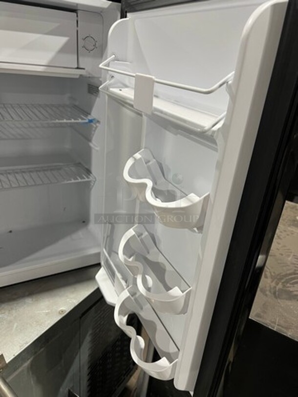 Haier Black Mini Fridge! With Poly Coated Racks And Shelves! Model: HC27SW20RB - Image 4 of 11