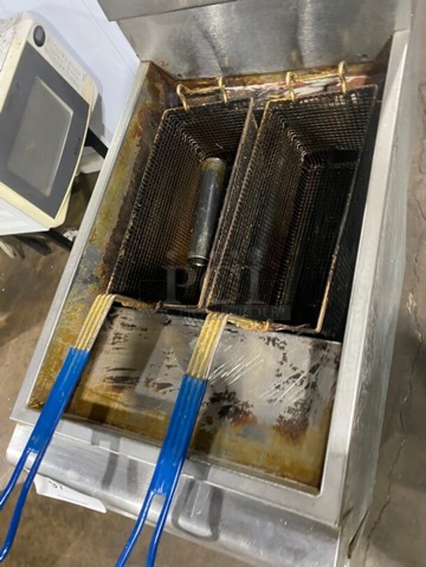 Qualite Commercial Natural Gas Powered Deep Fat Fryer! With Backsplash! With 2 Metal Frying Baskets! All Stainless Steel! Model: QL9NG - Image 5 of 9