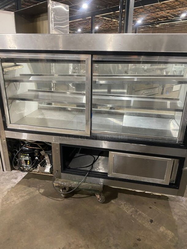 WOW! Leader Commercial Refrigerated Curved Glass Bakery/Deli Display Case Merchandiser! With 2 Stainless Steel Shelves! With Rear Sliding Door Access! 115V 1 Phase! Model: RHDL72 S/C SN: PT10m1682a! - Image 4 of 8