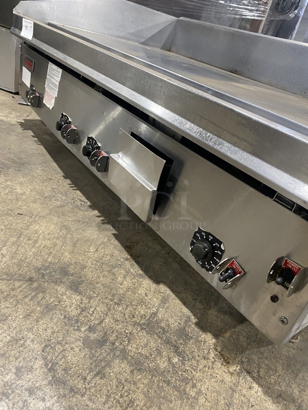 Sweet! Lang Commercial Countertop Natural Gas Powered Mirror Shine/Polished Top Flat Top Griddle! With Thermostatic Controls! With Back & Side Splashes! All Stainless Steel! MODEL 2486CNATSH SN:GT2481218A0011! On Legs! - Image 6 of 9