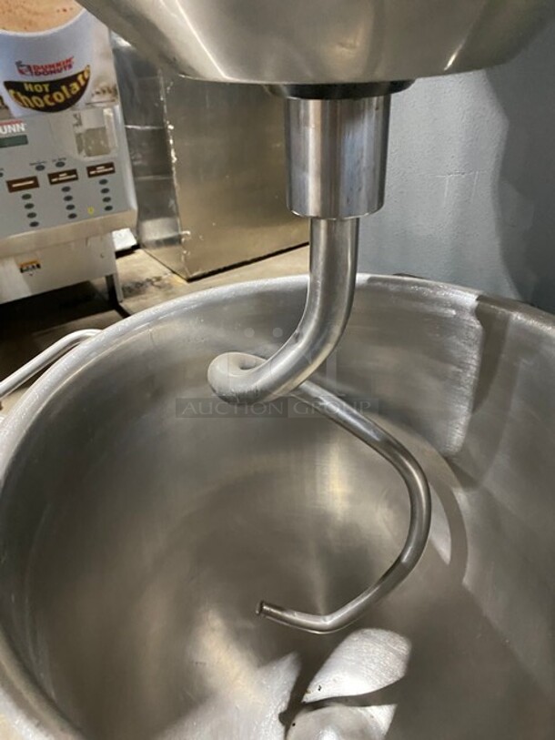NICE! Welbilt Varimixer Commercial Floor Style 40 Qt Planetary Mixer! With Dough Hook Attachment! With Stainless Steel Mixing Bowl! 208V 3 Phase! Model: W40 SN: 691303002EA! - Image 6 of 11