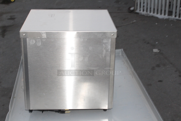 BRAND NEW SCRATCH & DENT! Vollrath CT2H-120250 JT1H Conveyor Toaster with 2 1/2" Opening - 120V, 1600W. S/N: 0194-01767391-008. Minor denting. Glass heating tube is good. 14-1/2x16-1/2x14-3/16 - Image 4 of 6