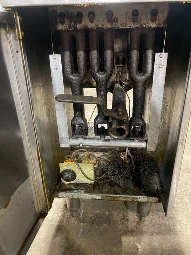  Imperial Natural Gas Powered All Stainless Steel Deep Fat Fryer! Model IFSCHPTLIR Serial 021774! On Legs!
 - Image 6 of 10