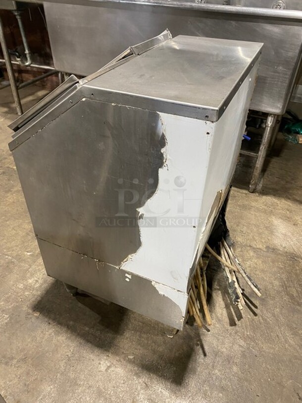 All Stainless Steel Free Standing Enclosed 10 Circuit Cold Plate/Ice Bin On Legs! - Image 4 of 7