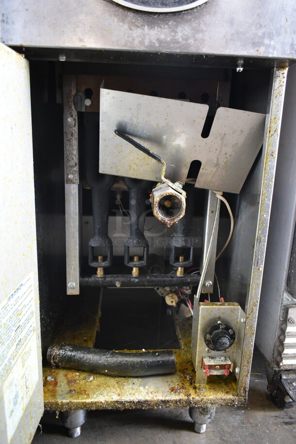 Royal REEF-35 Stainless Steel Commercial Floor Style Natural Gas Powered Deep Fat Fryer w/ 2 Metal Fry Baskets. 24,000 BTU. - Image 7 of 8