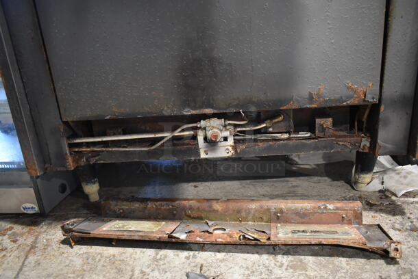 Vulcan Hart 36L70 Metal Commercial Floor Style Propane Gas Powered 6 Burner Range w/ Oven, Over Shelf and Back Splash.  - Image 6 of 6