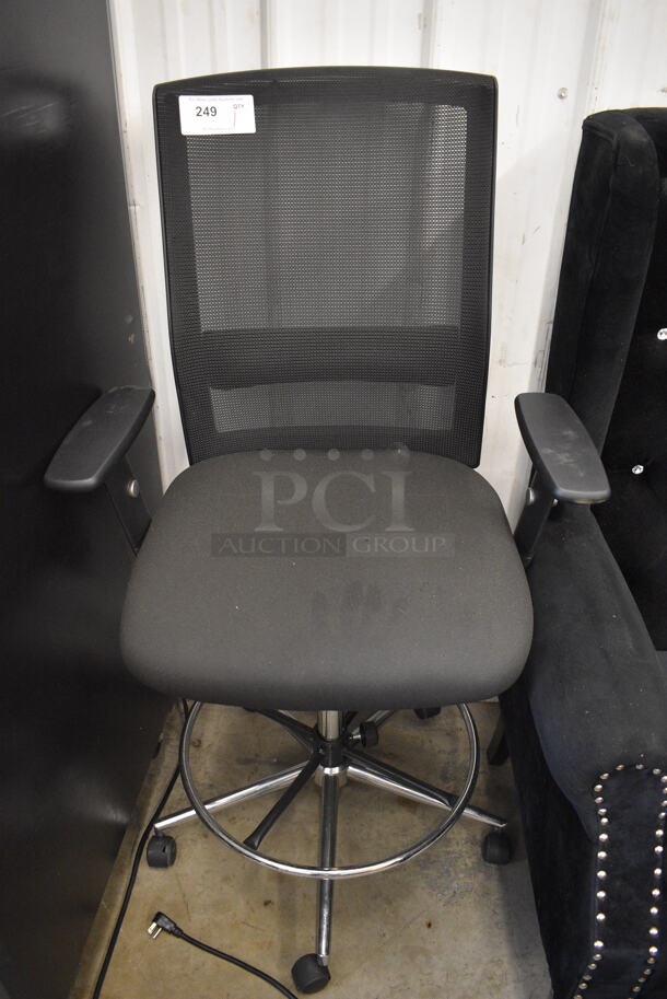 Black Office Chair w/ Arm Rests on Casters. 26x23x52