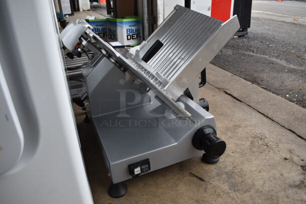Backyard Pro 554SL112E Stainless Steel Commercial Countertop Meat Slicer w/ Blade Sharpener. 120 Volts, 1 Phase. 18x22.5x17. Tested and Working! - Image 4 of 6