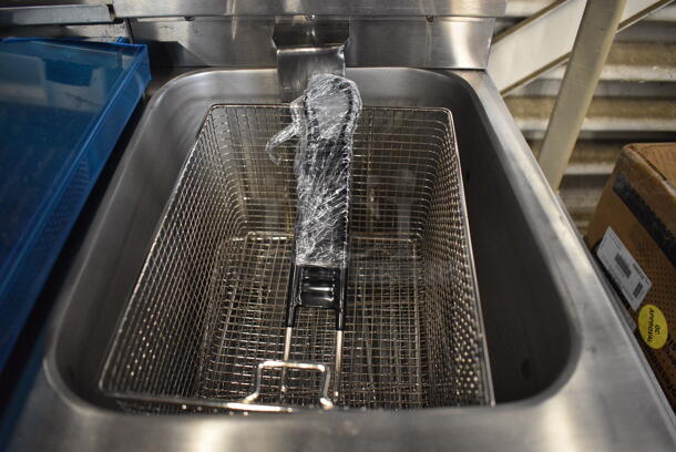 BRAND NEW SCRATCH AND DENT! Avantco F202 30 lb. Dual Tank Medium-Duty Electric Countertop Fryer- 208/240V Tested and Working! - Image 7 of 8