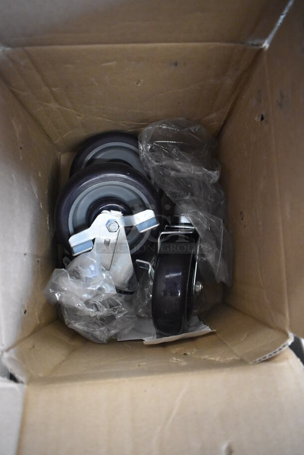 	BRAND NEW SCRATCH AND DENT! ServIt 423EST3WO Stainless Steel Commercial Electric Powered Three Pan Open Well Steam Table with Angled Sneeze Guard and Casters. 120 Volts, 1 Phase. - Image 5 of 10