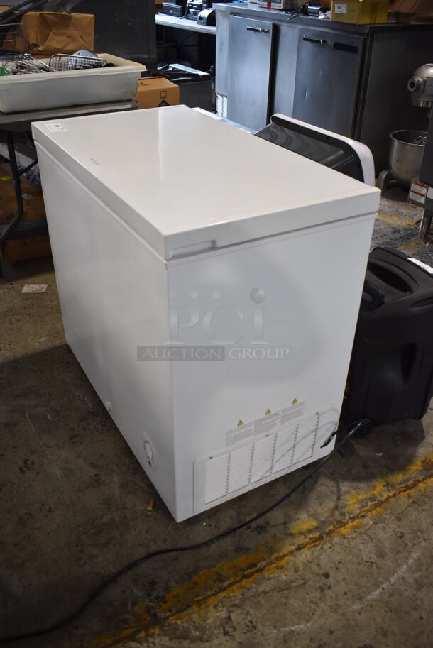 Frigidaire FFFC07M1QW Metal Chest Freezer. 115 Volts, 1 Phase. Tested and Powers On But Does Not Get Cold - Image 3 of 5