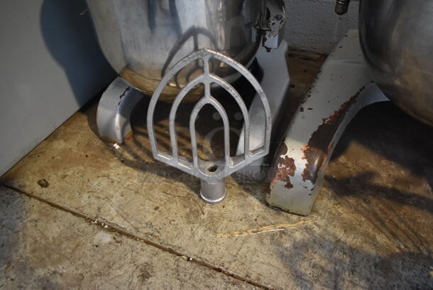 General GEM120 Metal Commercial Floor Style 20 Quart Planetary Dough Mixer w/ Stainless Steel Mixing Bowl, Bowl Guard and Paddle Attachments. 110 Volts, 1 Phase.  Tested and Working! - Image 3 of 7