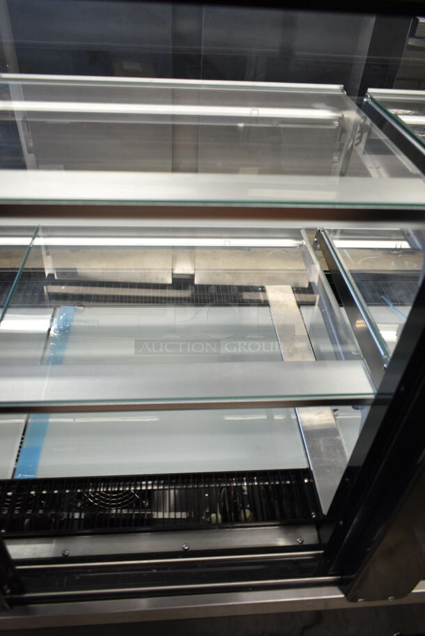 BRAND NEW SCRATCH AND DENT! Avantco 193BC72HCB 72" Curved Glass Black Refrigerated Bakery Display Case. See Pictures for Side Glass Damage. 110-120 Volts, 1 Phase. Tested and Working! - Image 7 of 11