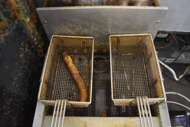 Cecilware Stainless Steel Commercial Countertop Natural Gas Powered Deep Fat Fryer w/ 2 Metal Fry Baskets. 18x23x25 - Image 4 of 7