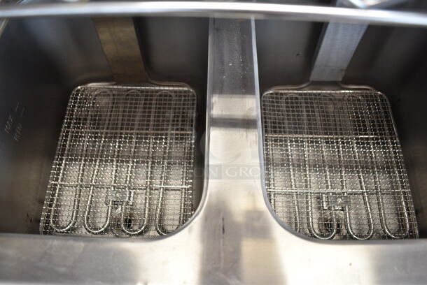BRAND NEW SCRATCH AND DENT! 2023 Avantco 177F202 Stainless Steel Commercial Countertop Electric Powered 2 Bay Fryer w/ Lids and Metal Fry Baskets. 208-240 Volts, 1 Phase. Tested and Working! - Image 5 of 6