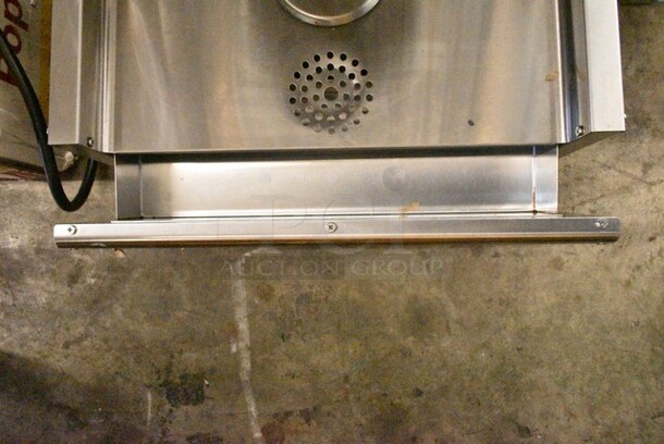 BRAND NEW SCRATCH AND DENT! 2023 Avantco 177VBE102M Stainless Steel Electric 65 lb. Vertical Broiler. 208/240 Volts, 1 Phase.  - Image 5 of 7