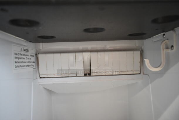BRAND NEW SCRATCH AND DENT! Avantco 194UCB77A Stainless Steel Commercial Undercounter Self Contained Bullet Ice Machine - 96 lb. 115 Volts, 1 Phase.  - Image 4 of 7
